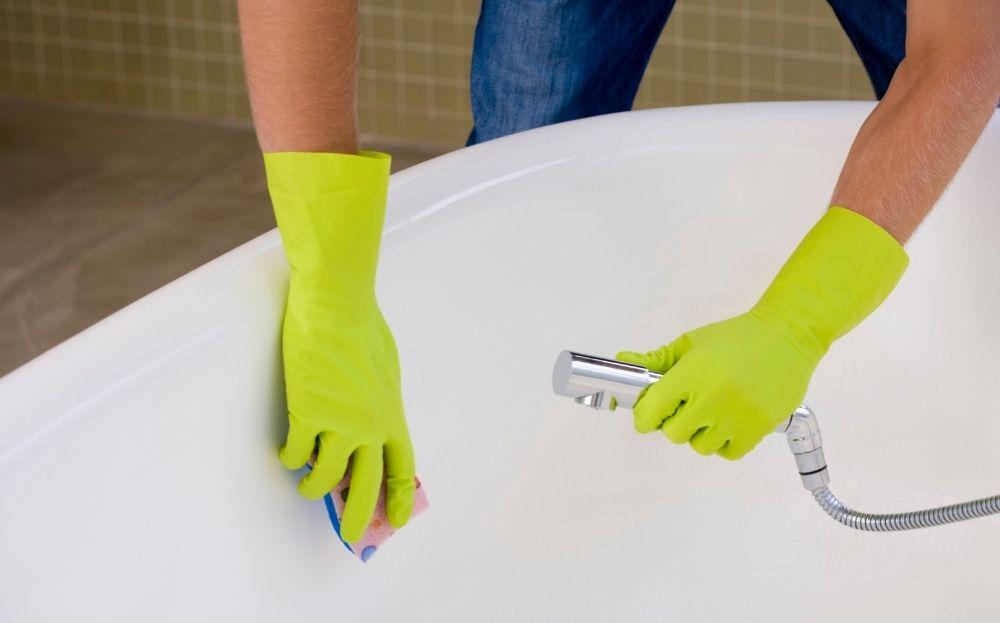 Cleaning The Inside Of The Bathtub
